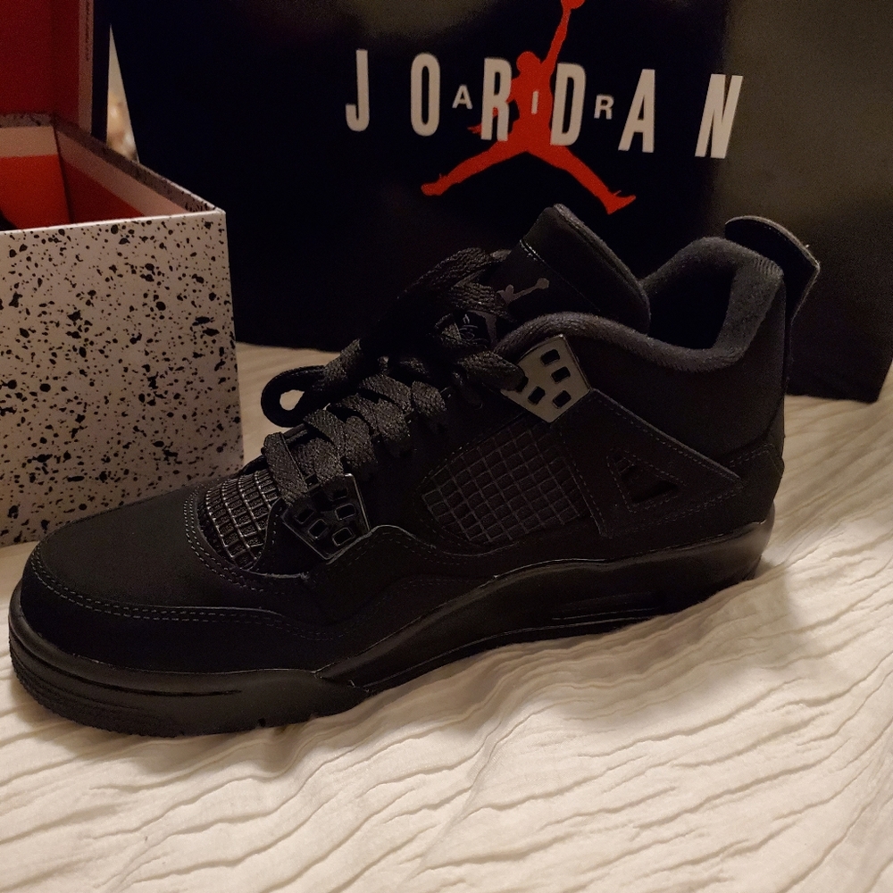 Black Cats  Jordan Retro 4s 2020 (GS) size 6.5 DS